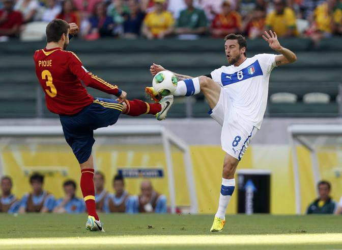 Marchisio e Piqué, gamba alta. Reuters